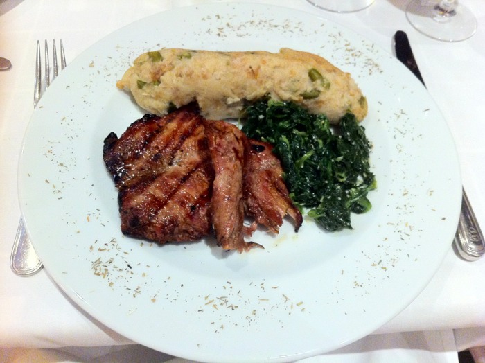 Lombete de Porco Alentejano com Migas de Espargos e Grelos Salteados